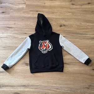 Kids NFL Bengals Size Youth 8 Black Hoodie with Gray Sleeves.Tiger Face Graphic
